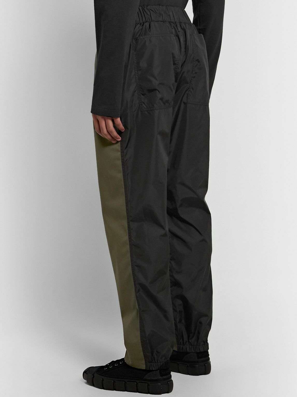 【関税込み】MONCLER Gabardine trousers Moncler Men's Pleated Cargo Trousers | Neiman Marcus