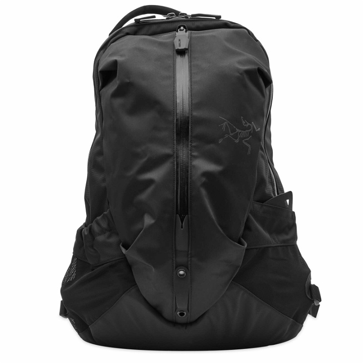 Photo: Arc'teryx Arro 16 Backpack in Black 