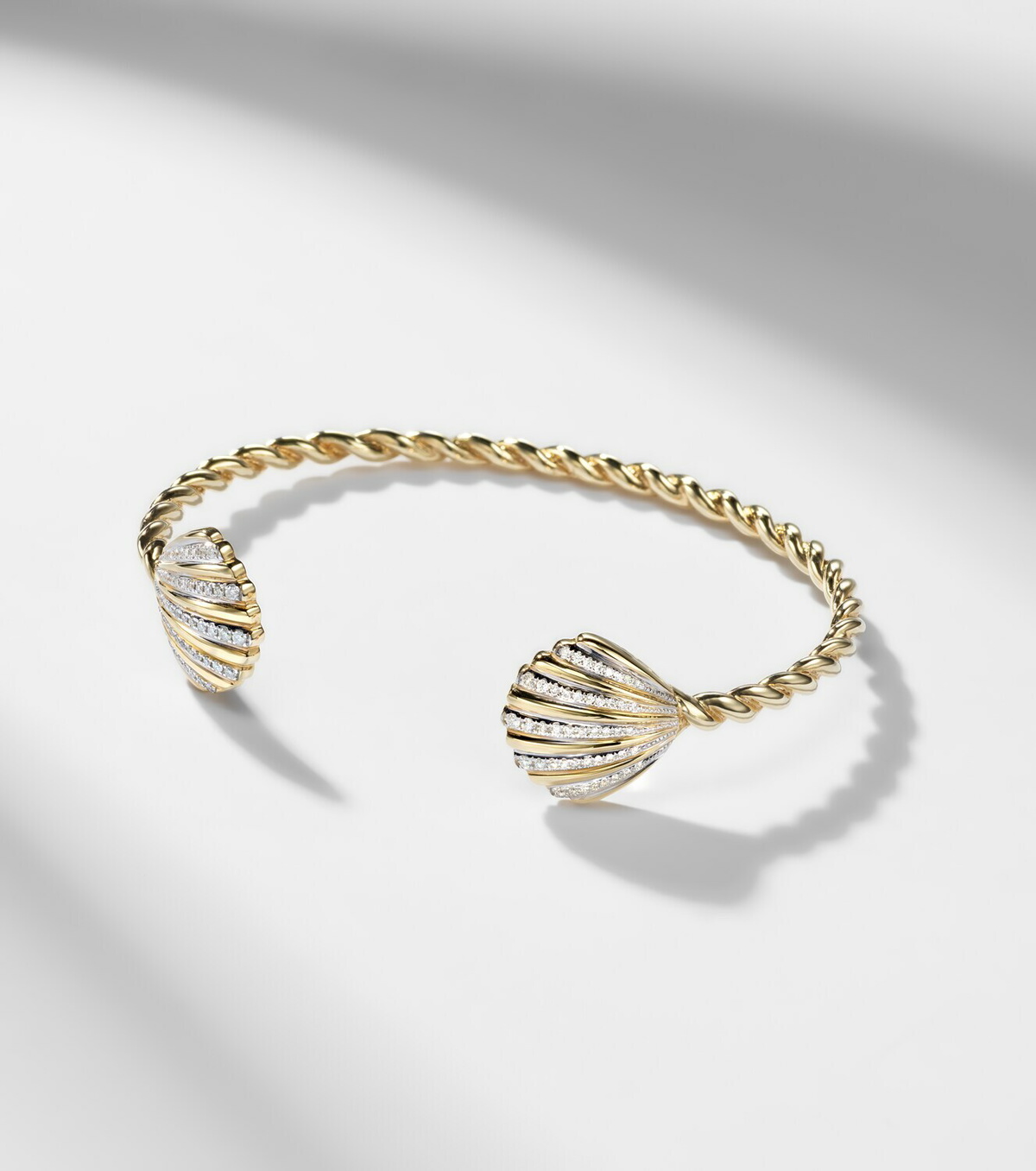 Yvonne Léon Jonc Coquillage 18kt gold bracelet with diamonds