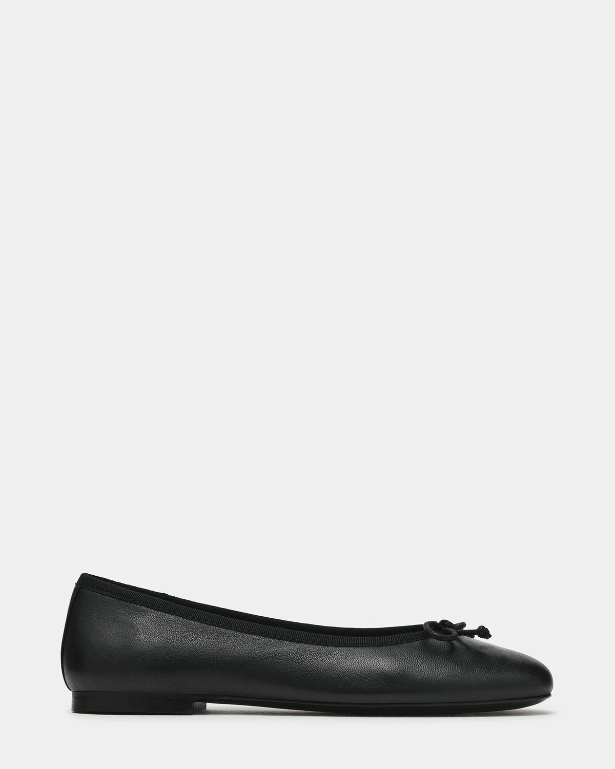 Steve Madden Selma Flats in Black