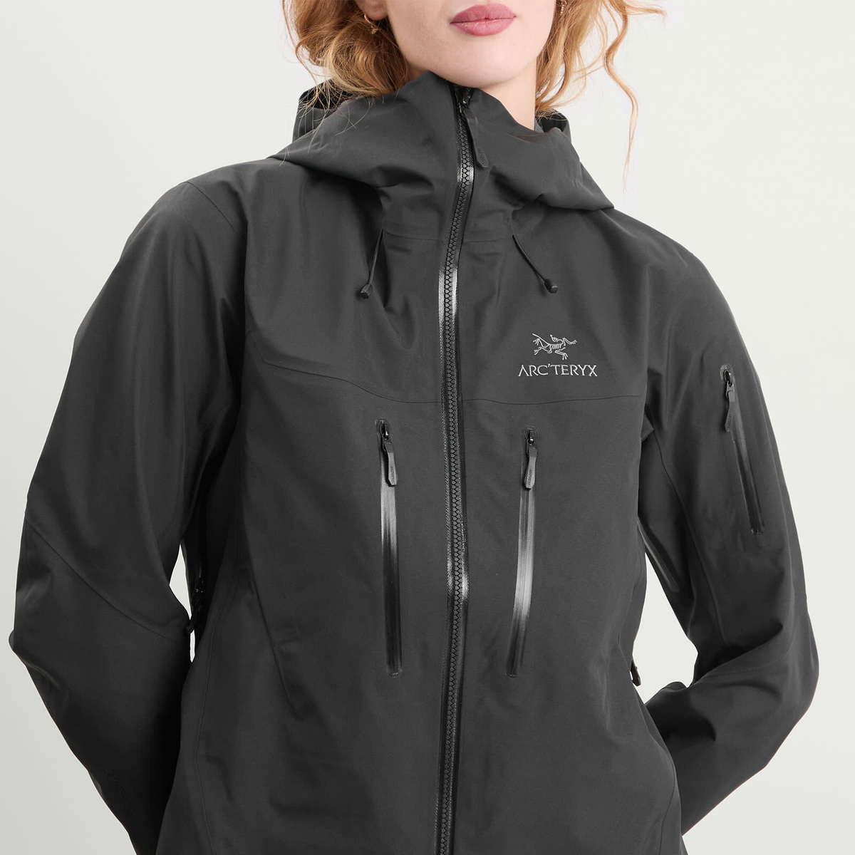 Arc'teryx Women's Arcteryx Alpha SV Jacket in Black