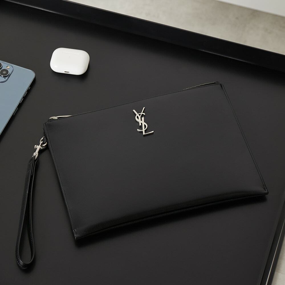 ★Saint Laurent★ロゴ プレート iPad ホルダー Saint Laurent Men's YSL Metal Logo Ipad Holder in Black