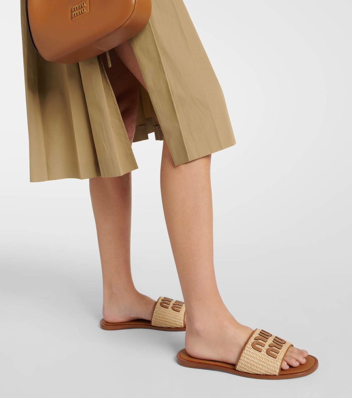 【miumiu】Logo Slide Slippers ★送料関税込★追跡可能★ Miu Miu Logo Slipper Miu Miu