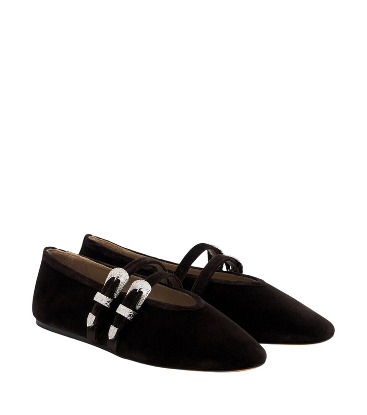 Photo: Le Monde Béryl Claudia velvet Mary Jane flats