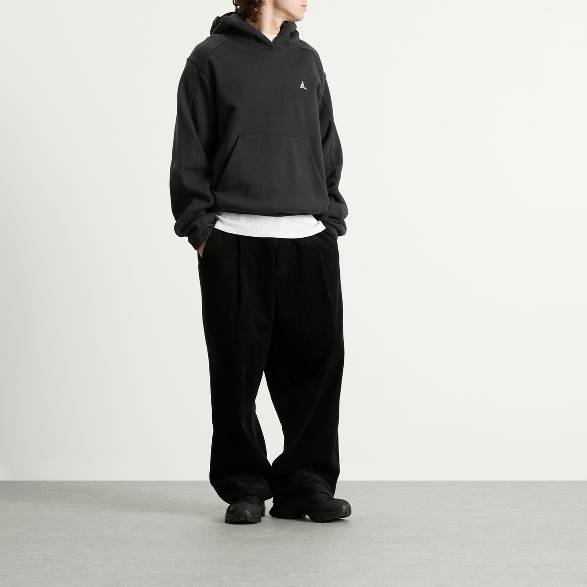 ROA Men's Logo 490Gsm Hoodie in Washed Black