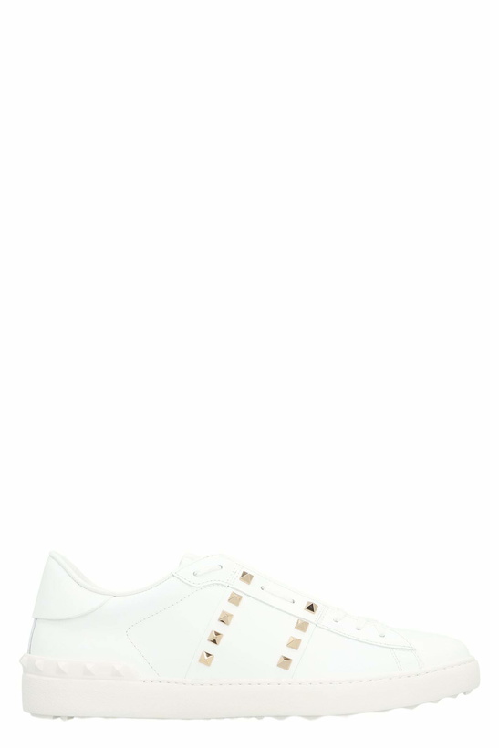 Photo: Valentino Garavani Rockstud Low-top Sneakers