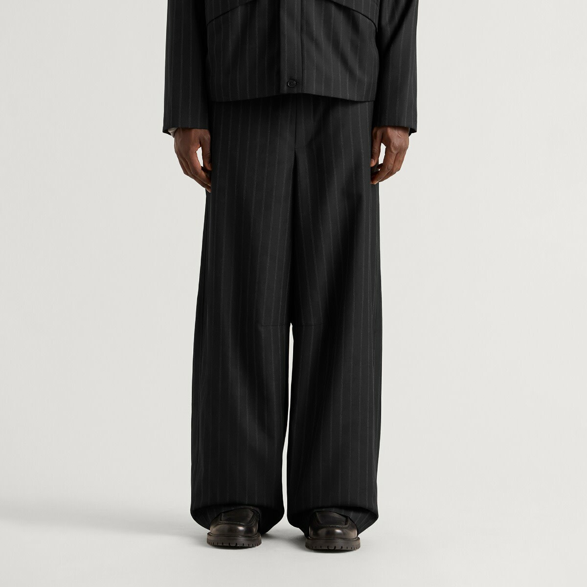 END. x Samsøe Samsøe Men's Saeryx Wide Elasticated Trousers in Black Pinstripe