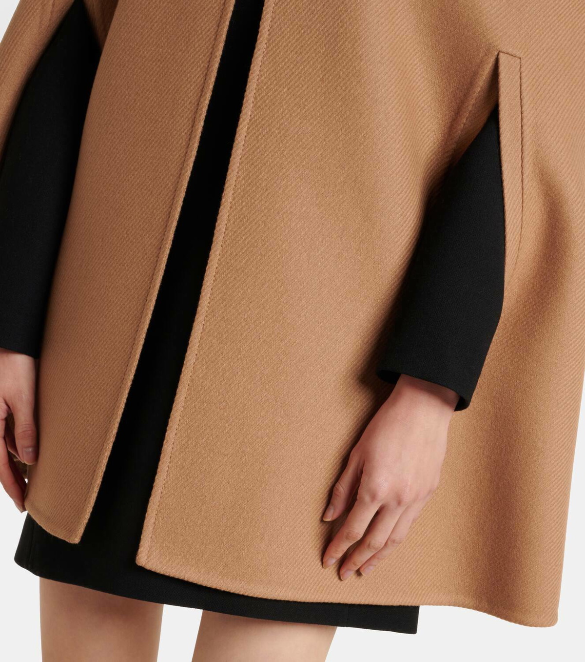 コート GUCCI Cape with Horsebit Horsebit wool and silk cape in black - Gucci | Mytheresa