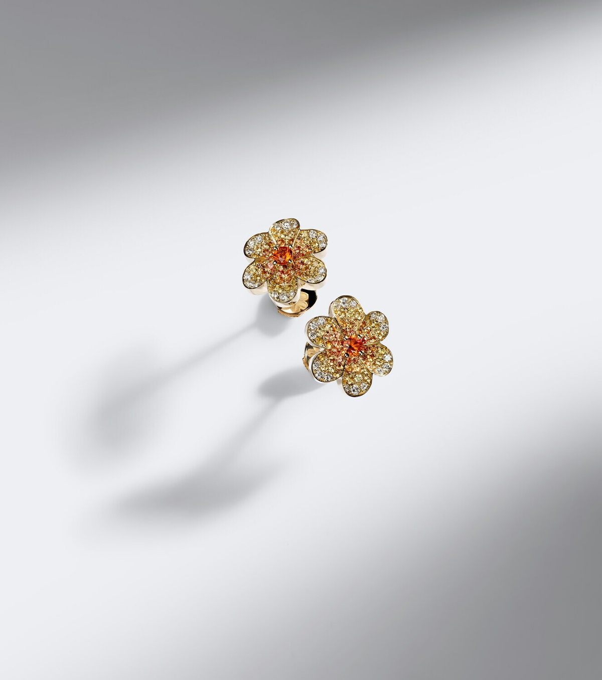 Yvonne Léon Daisy 9kt gold earrings with sapphires and diamonds