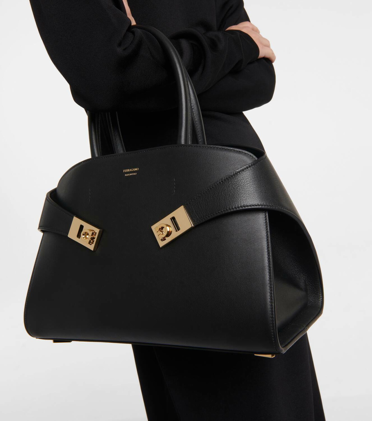 トートバッグ FERRAGAMO HUG SMALL LEAHTER TOTE BAG 20717412_50990010_600.jpg