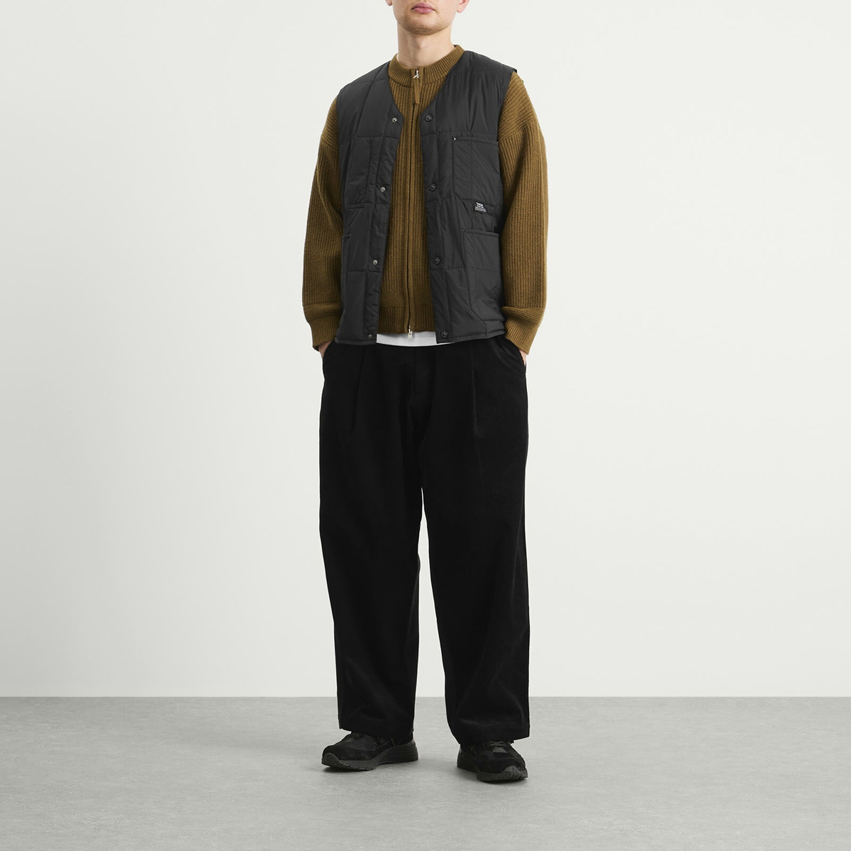 Taion Men's Work V-Neck Button Down Vest in Black