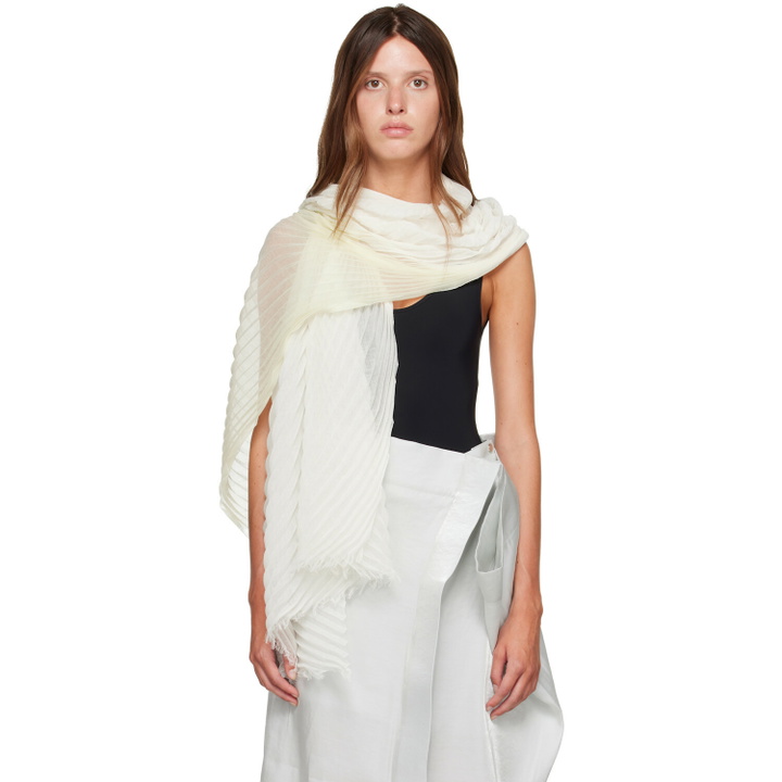 Photo: ISSEY MIYAKE Off-White Gradation Ramie Pleats Scarf