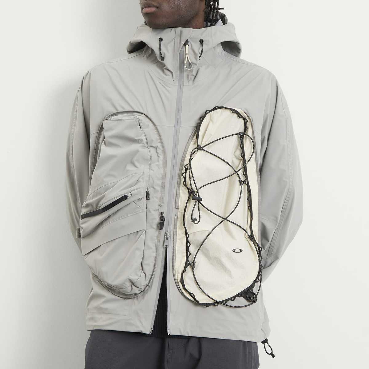 Oakley Men's Latitude Veil Slingpack Jacket in Cement