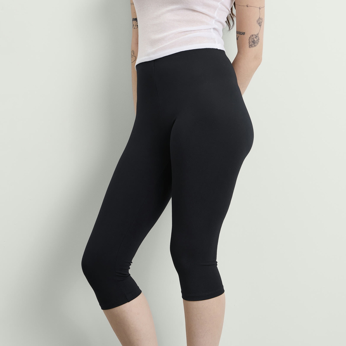 SKIMS Women's Smooth Layers Capri in Obsidian