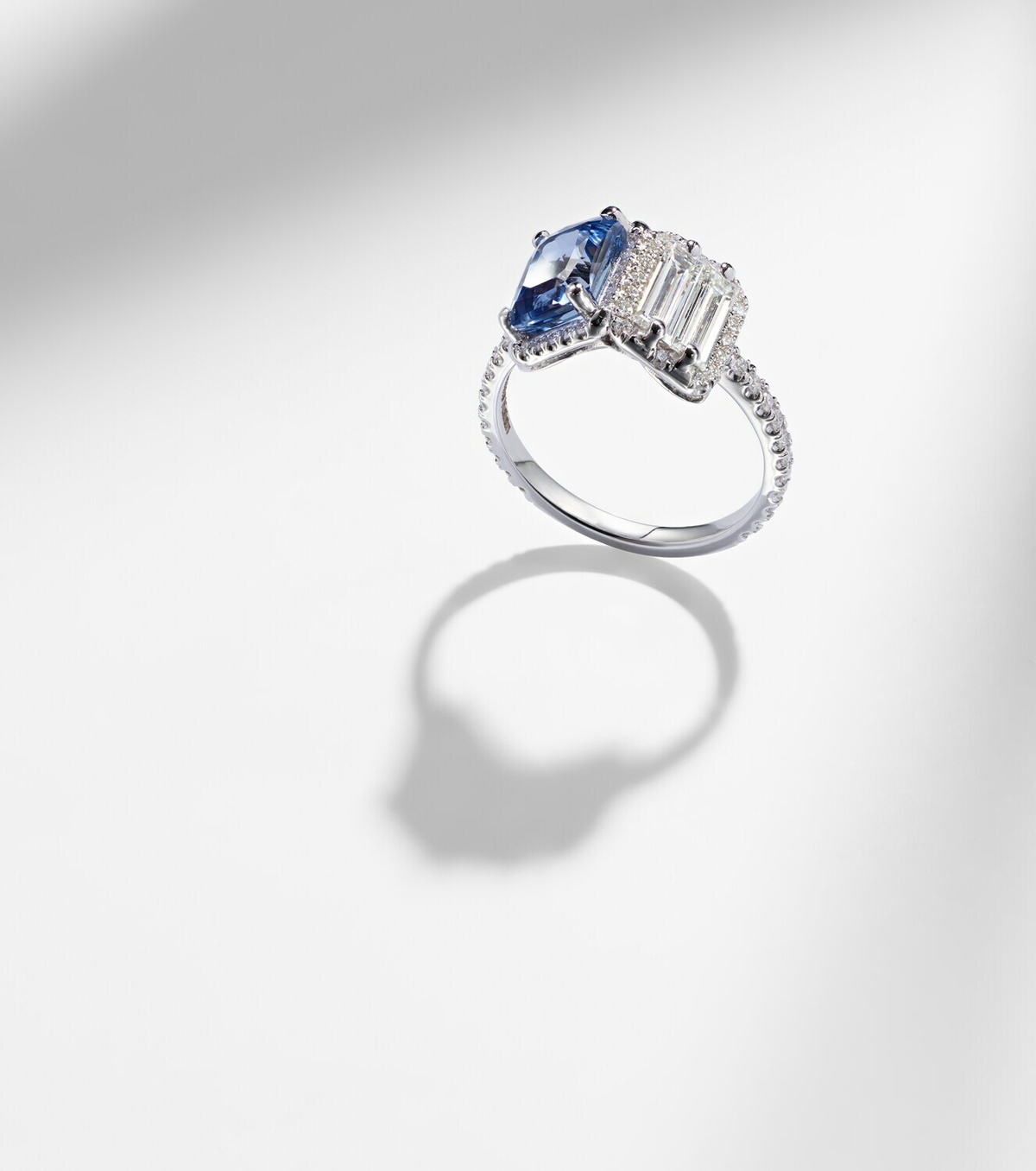 Suzanne Kalan 18kt white gold (750/1000) ring with diamonds and sapphire