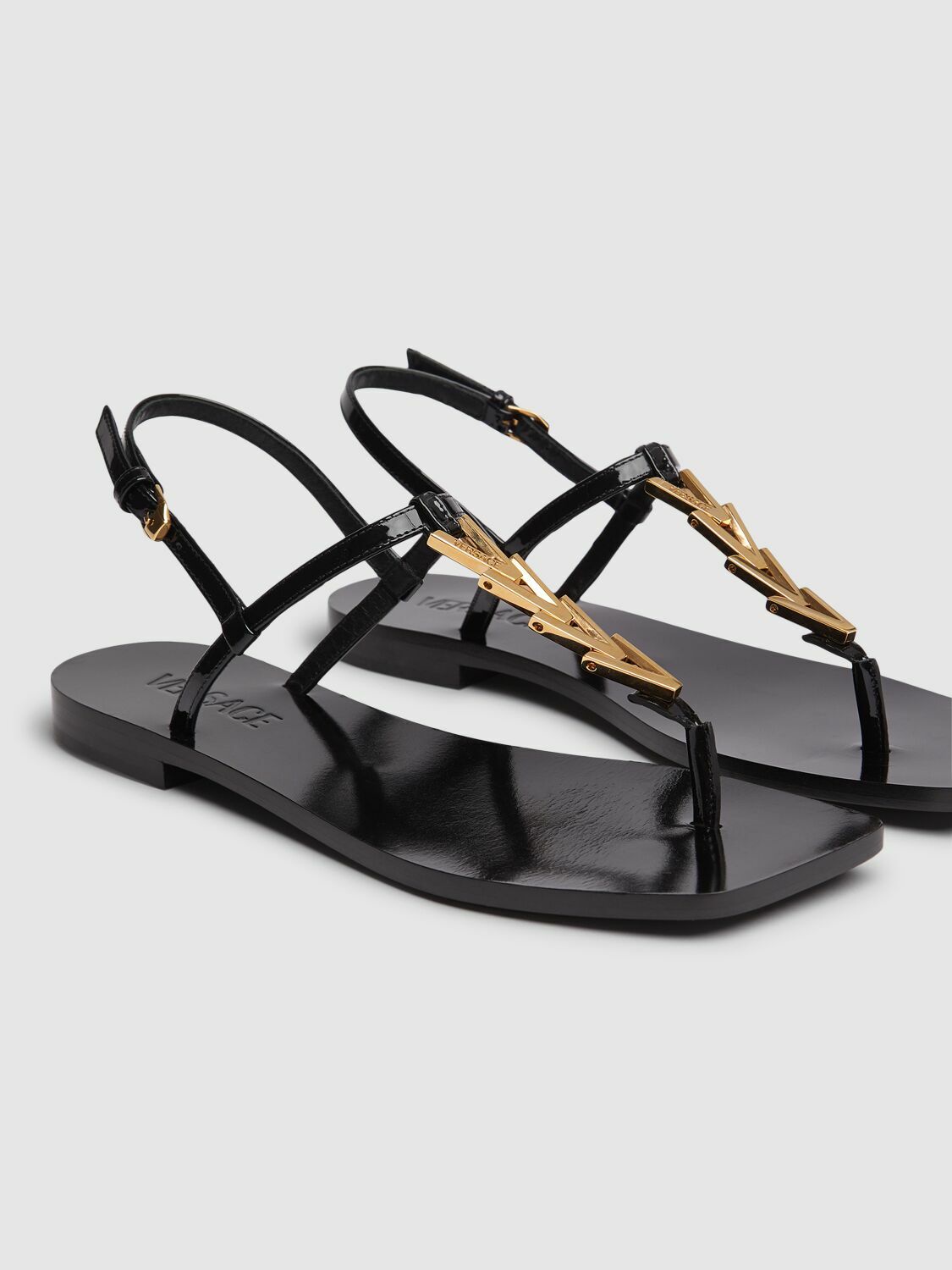 【送料&関税込】Versace V-chain Leather Sandals VERSACE 10mm V Chain Leather Thong Sandals Versace