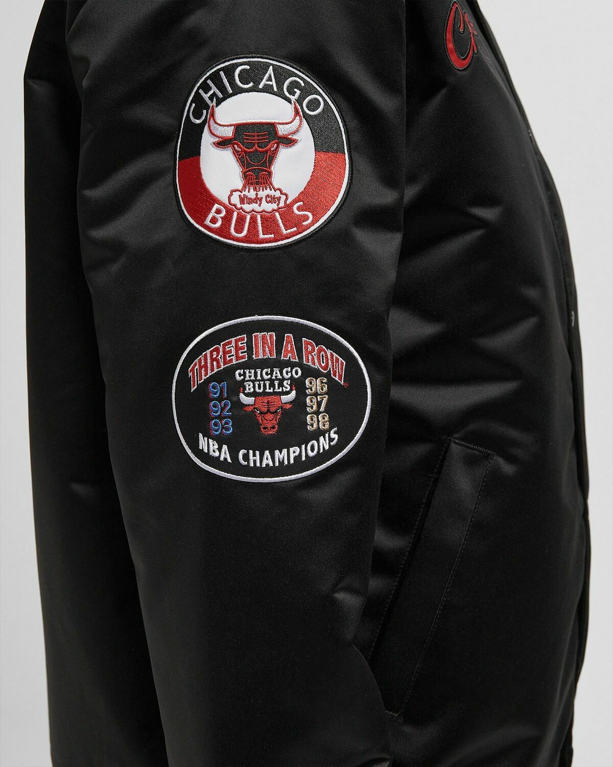 Mitchell & Ness NBA BLACKOUT HEAVYWEIGHT SATIN JACKET CHICAGO BULLS Black Mens Bomber Jackets/Team Jacket