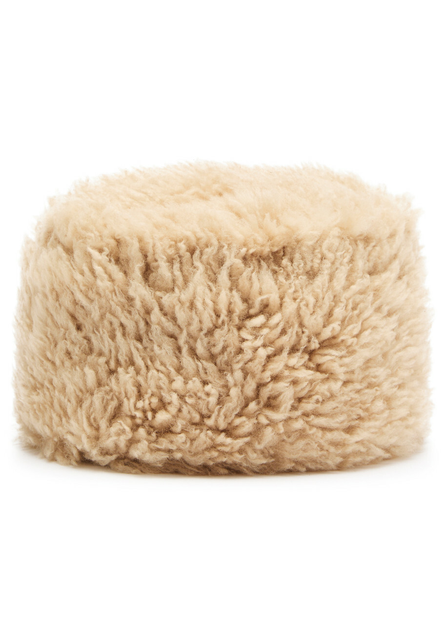 kaf様TOTEME モヘアビーニー クリーム New Toteme Alpaca Beanie in Ecru. Crafted in a fuzzy alpaca blend
