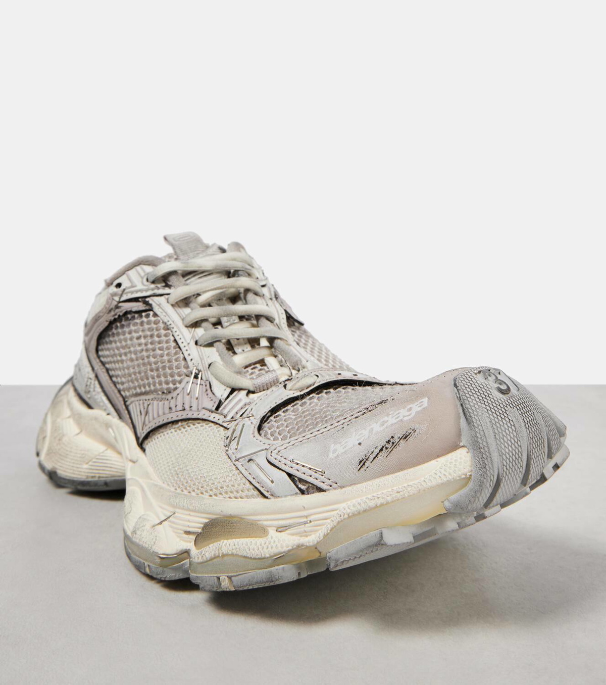 BALENCIAGA ステープラ スニーカー STAPLER SNEAKERS 退屈を打ち壊す BALENCIAGA の STAPLER スニーカー – 時代を超え