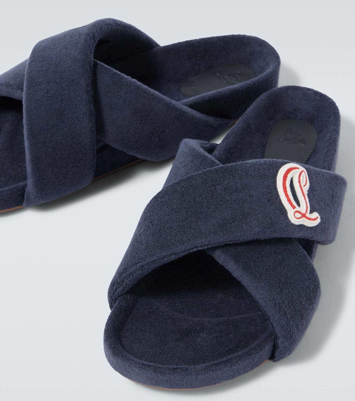 すぐ届くChristian Louboutin*Bizzuコットンサンダル人気ロゴ付 Christian Louboutin Bizzu embroidered logo slides Christian