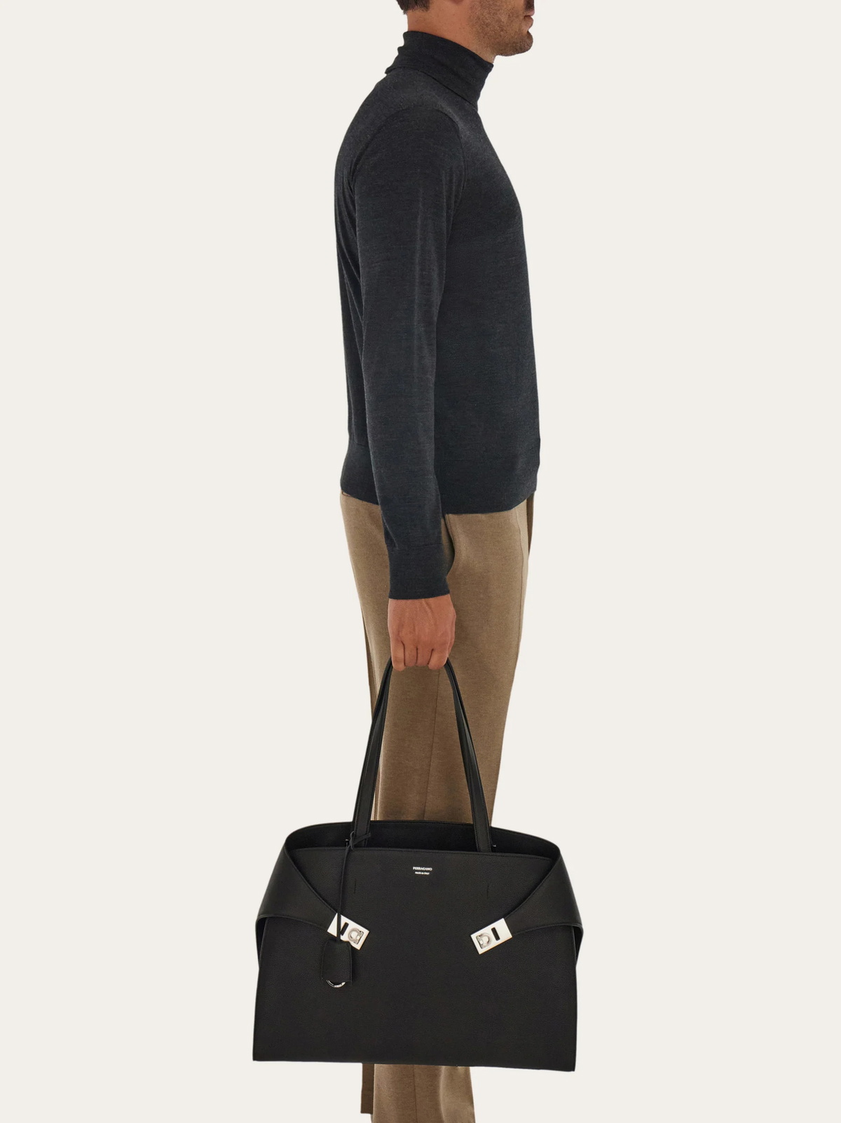 Ferragamo Mens Hug shoulder bag in Black