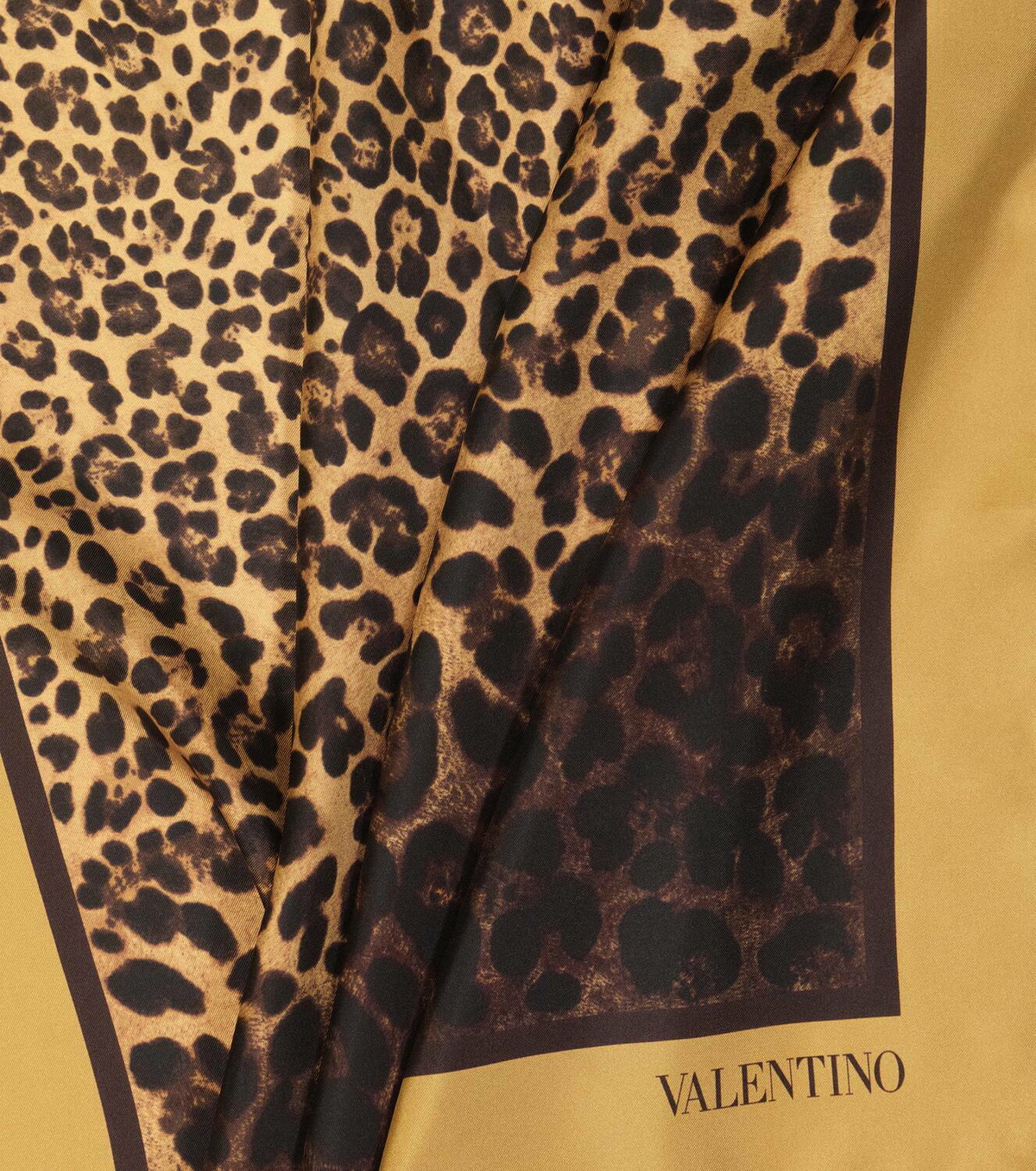 スカーフ VALENTINO FW25 Printed silk foulard (7W2EI114PGX CF3) Valentino Garavani Cherryfic Silk Scarf | Saks Fifth Avenue