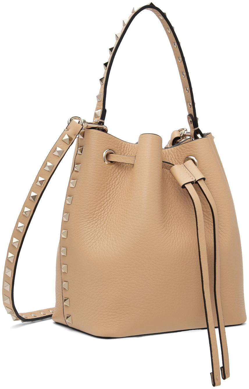 【関税&送料込】Valentino Garavani Beige Leather Bucket Bag Valentino Garavani Beige Rockstud Grainy Leather Bucket Bag
