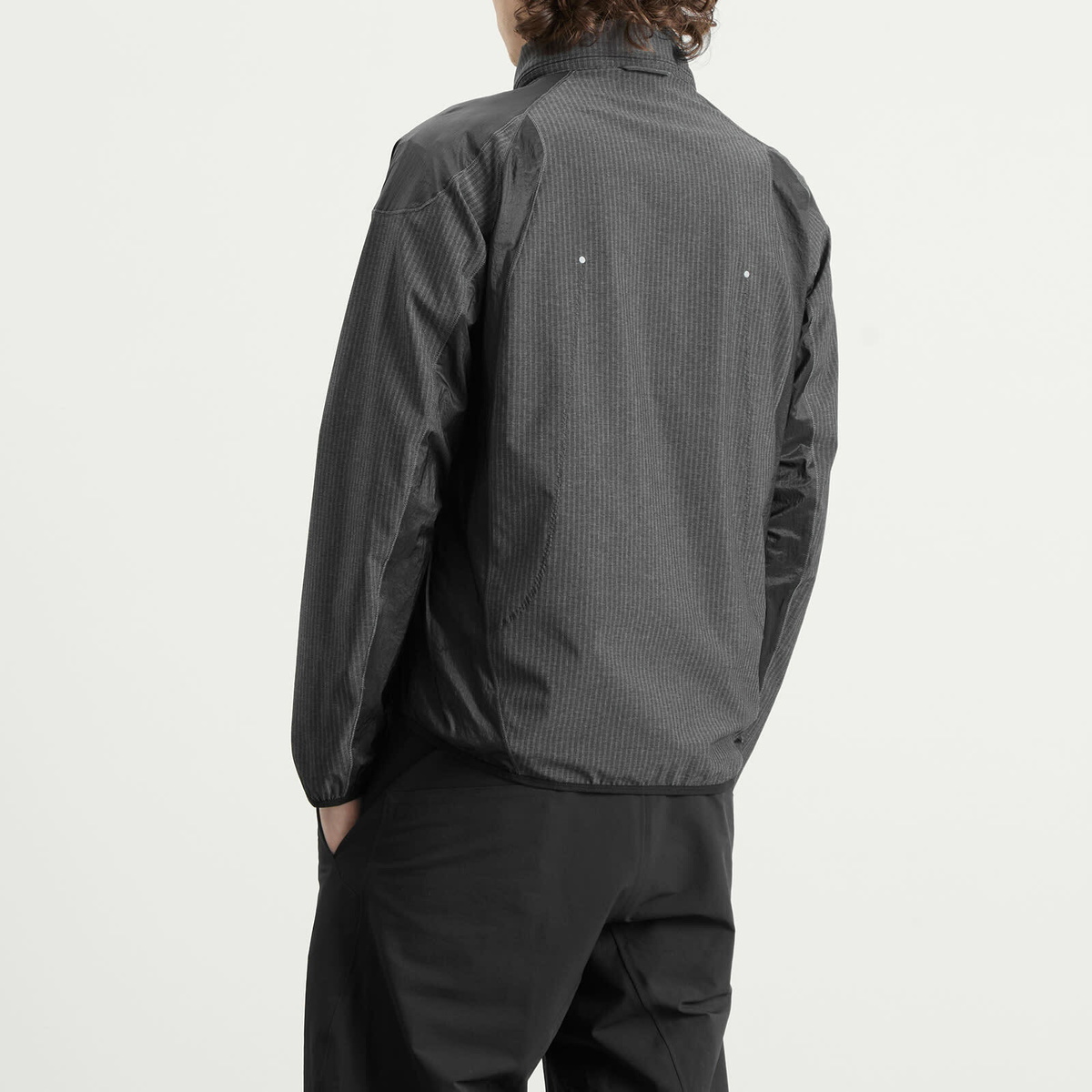 ROA Men's Numb Pinstriped Hooded Wind Jacket in Black