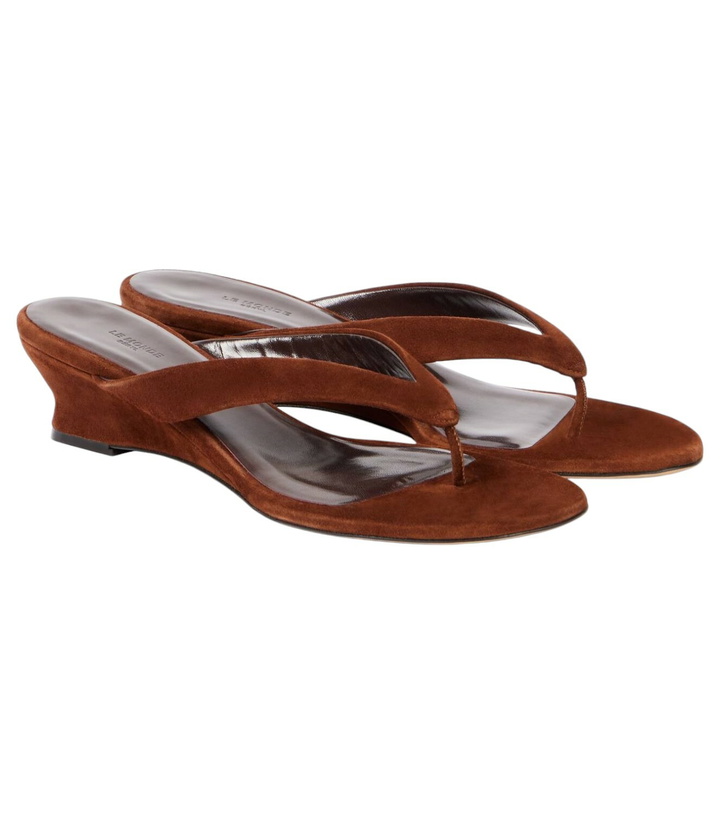 Photo: Le Monde Béryl Suede thong sandals