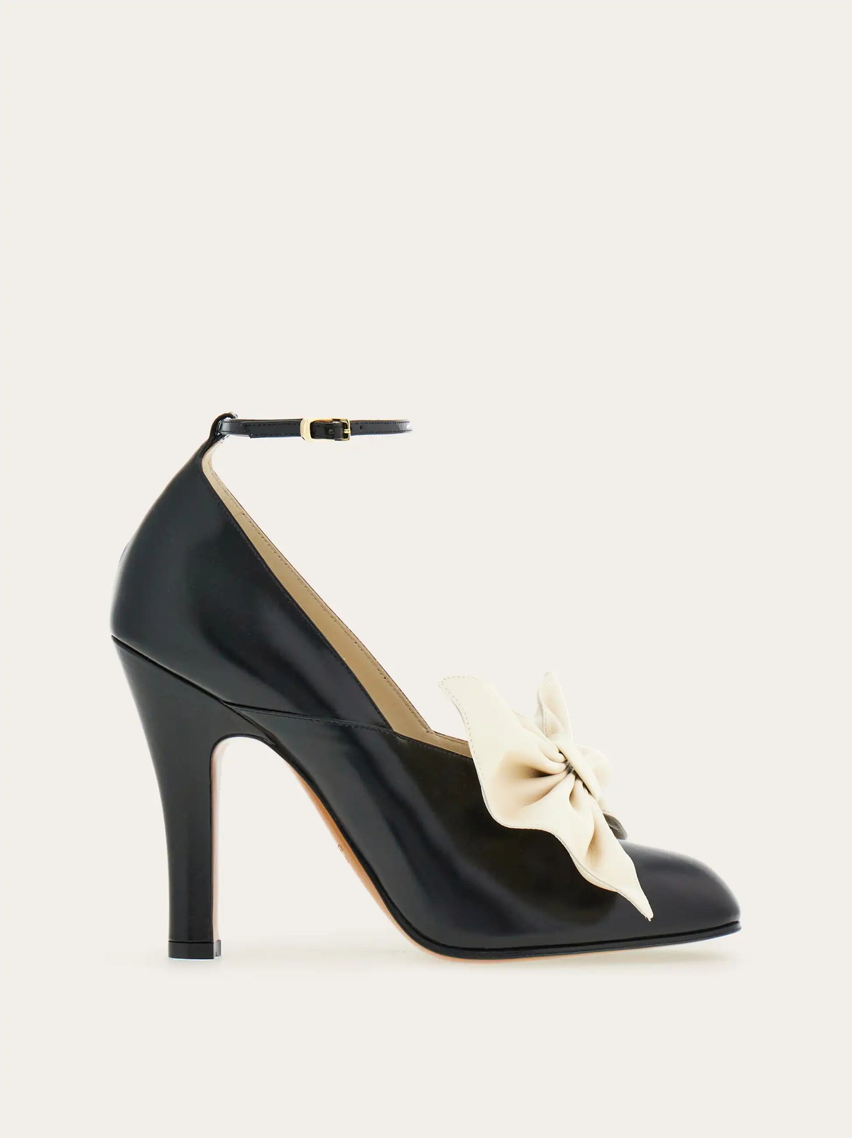 Ferragamo Womens Bella (1928) in Black
