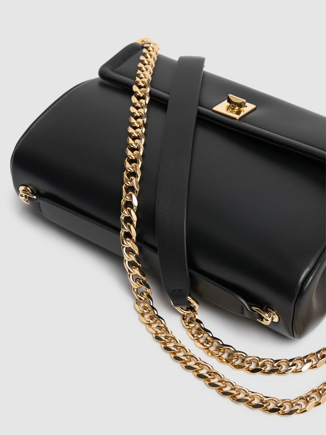 ヴァレンティノ Valentino Garavani Chain 2 Large Shoulder Bag Valentino Garavani Chain 2 large shoulder bag | The Fashion