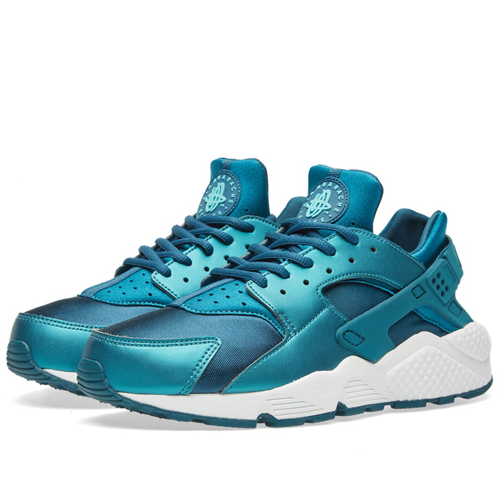 Photo: Nike W Air Huarache SE