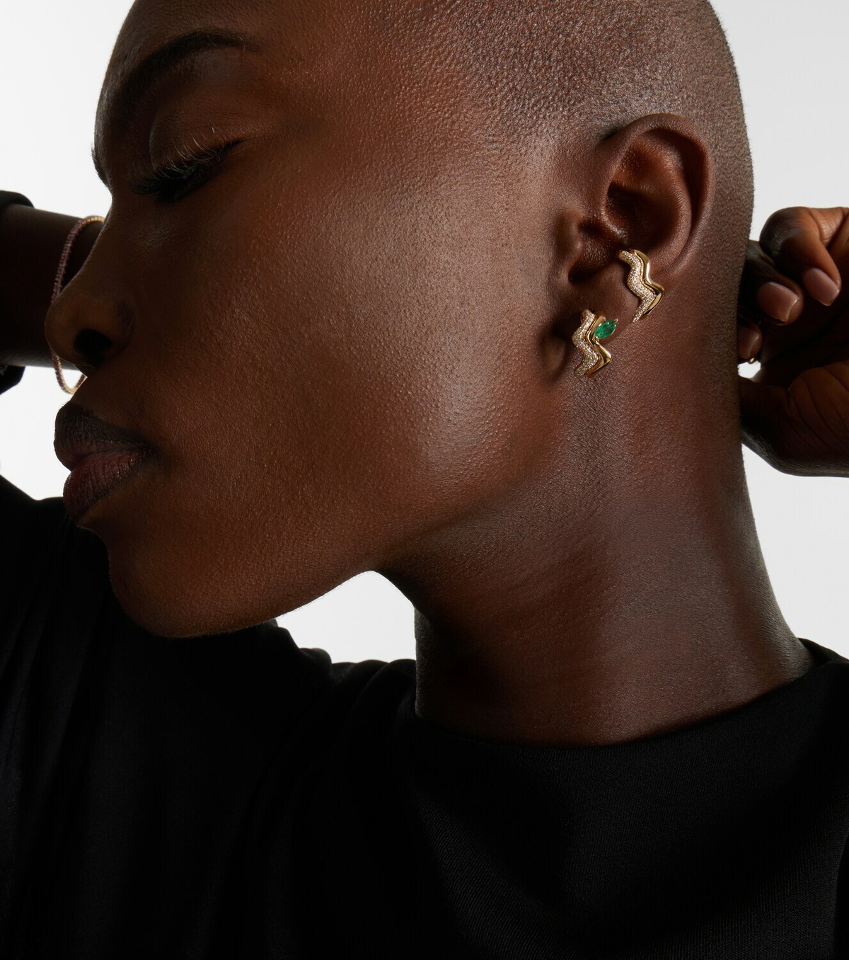 Shay Jewelry 18kt gold (750/1000) ear cuff with diamonds