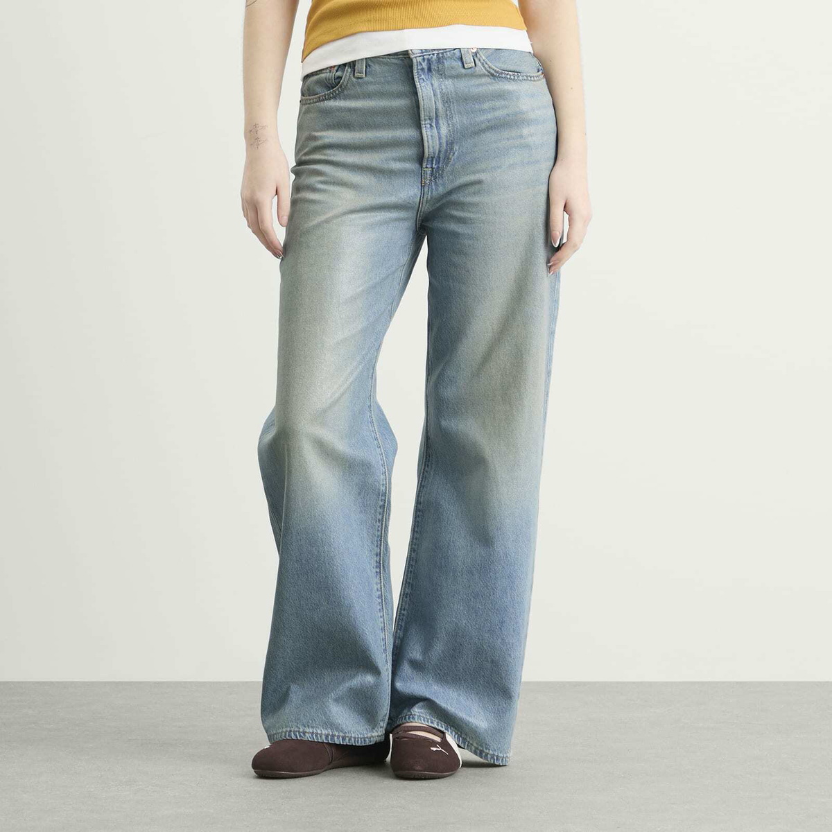 Levi's Women's Ribcage Wide Leg H223 Jeans in High Gloss