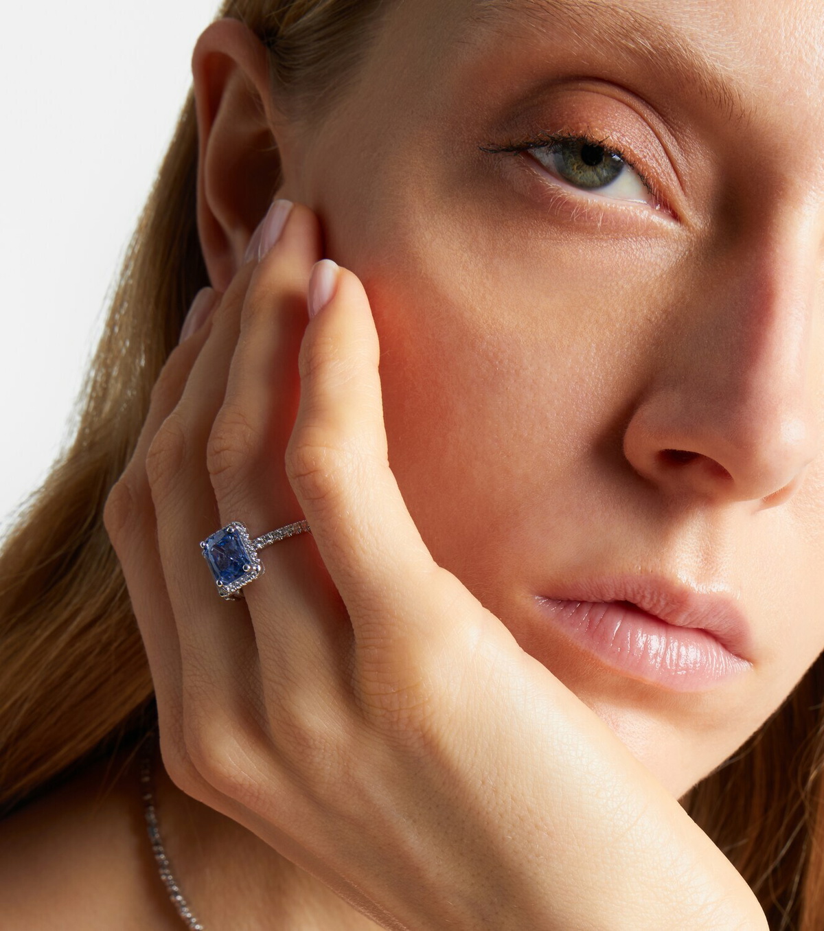Suzanne Kalan 18kt white gold (750/1000) ring with diamonds and sapphire