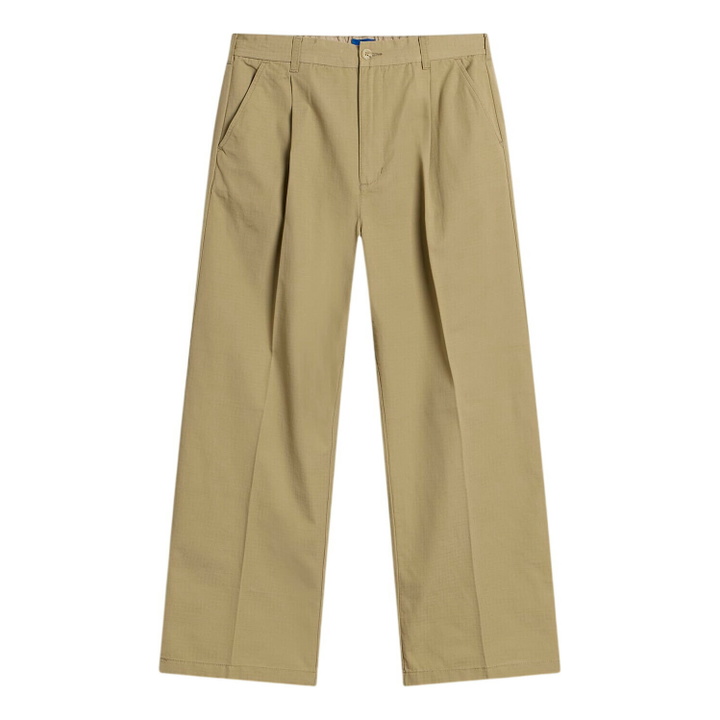Photo: Larriet Men's Onder Pleated Ripstop Trousers in Sage