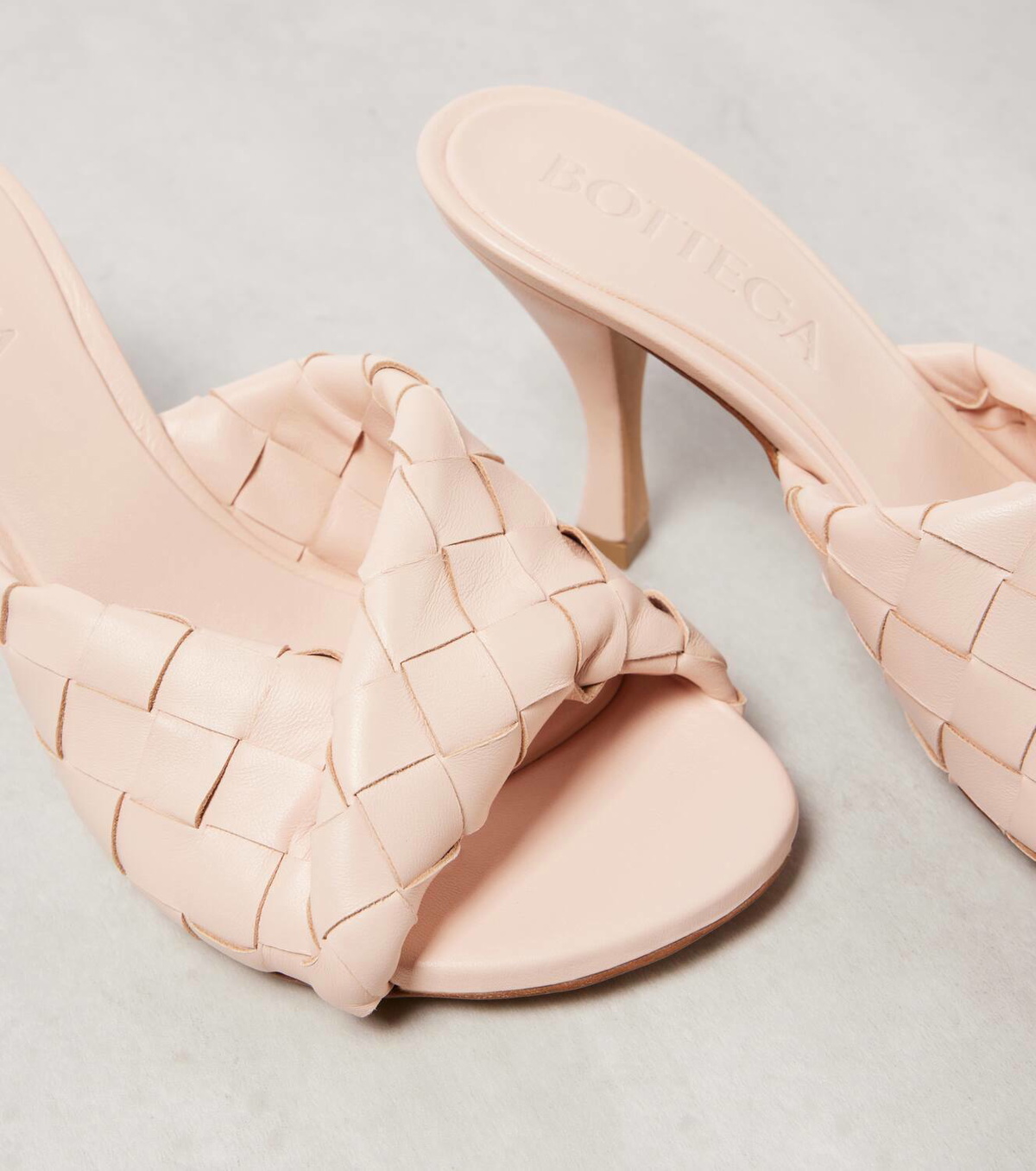 【24AW NEW】BOTTEGA VENETA / Blink ラムスキン ミュール / 2色 Bottega Veneta® Women's Blink Mule in Gold. Shop online now.
