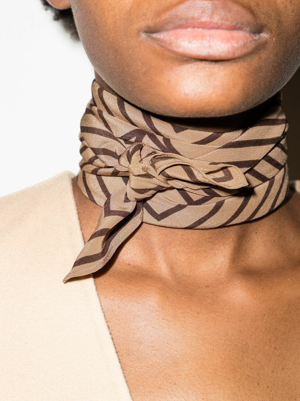 Foulard En Soie 100% Krizia – Beige, Roulotté Main, Occasion