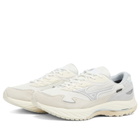 Mizuno x BSTN Wave Rider WAVE RIDER β Gore-tex Sneaker in Snow White/Summer Sand/Harbor Mist