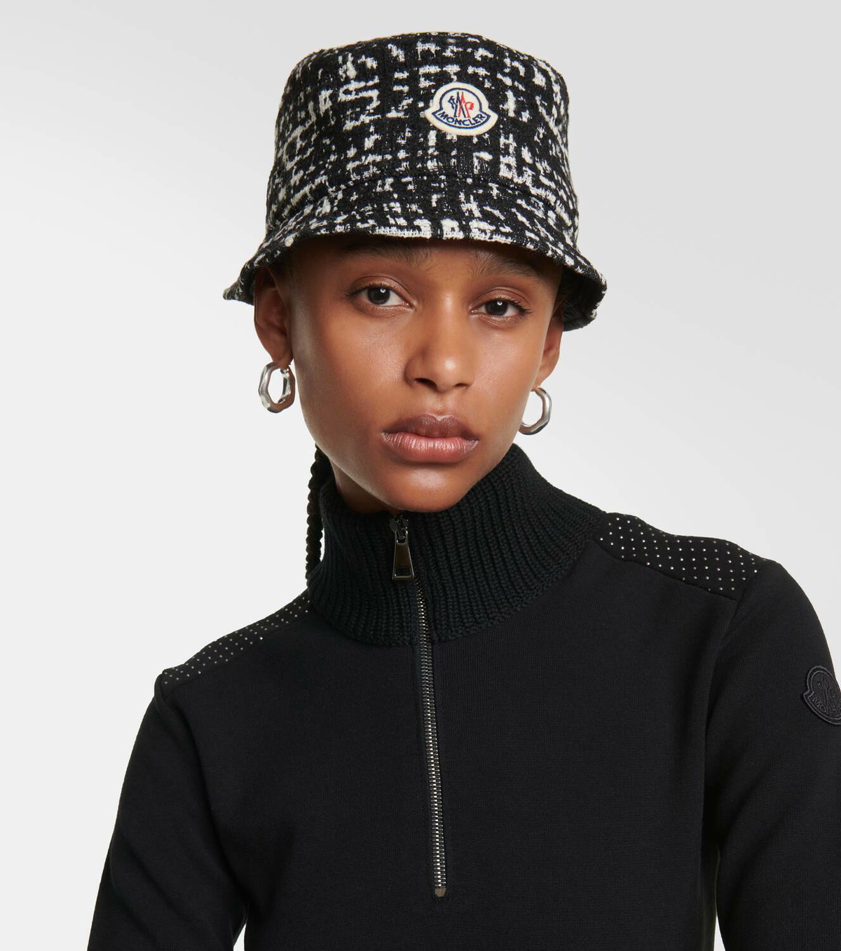 【送料&関税込】Moncler Logoed Bucket Hat Logo bucket hat in black - Moncler | Mytheresa