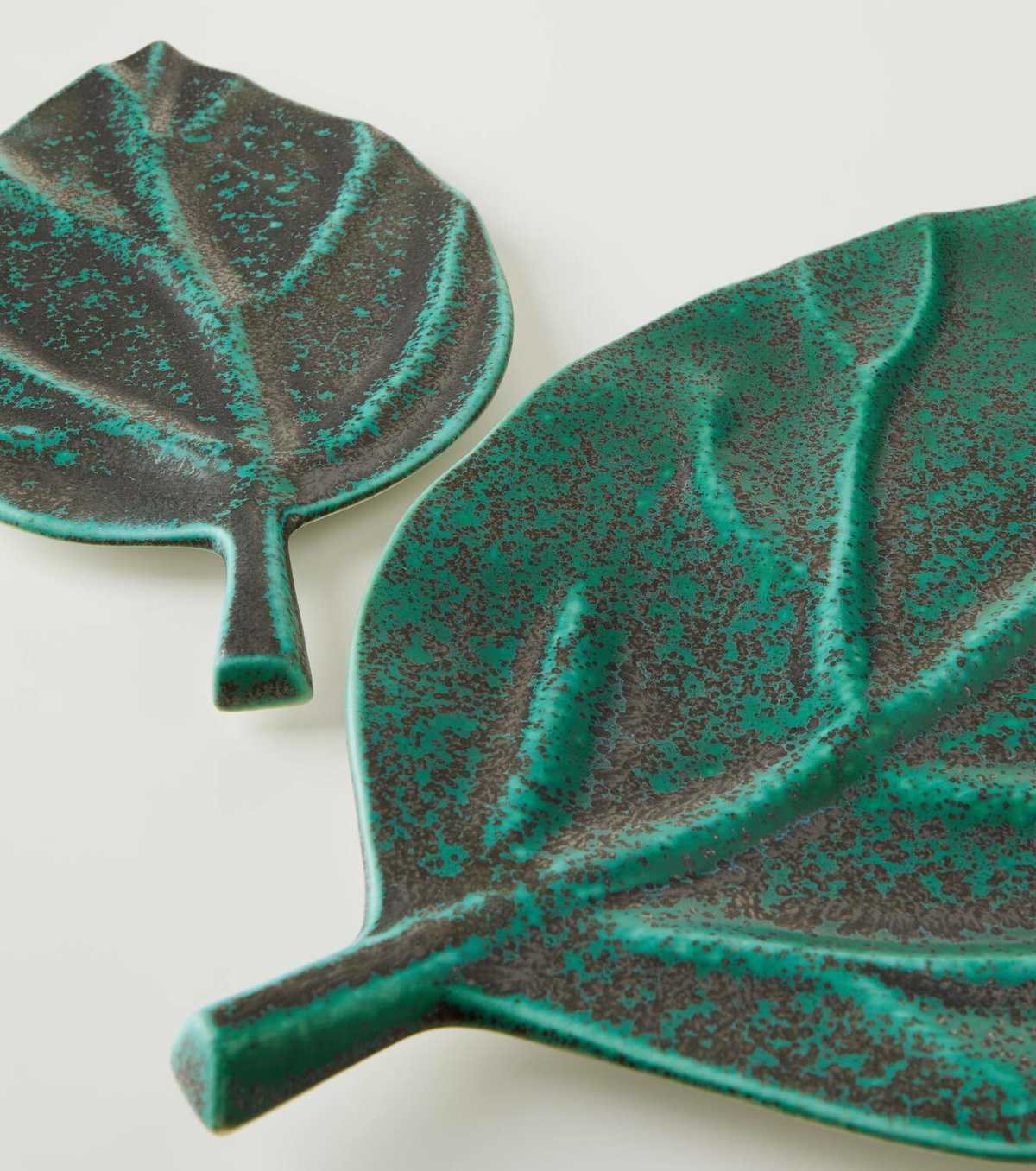 L'Objet Cenote Leaf porcelain platter