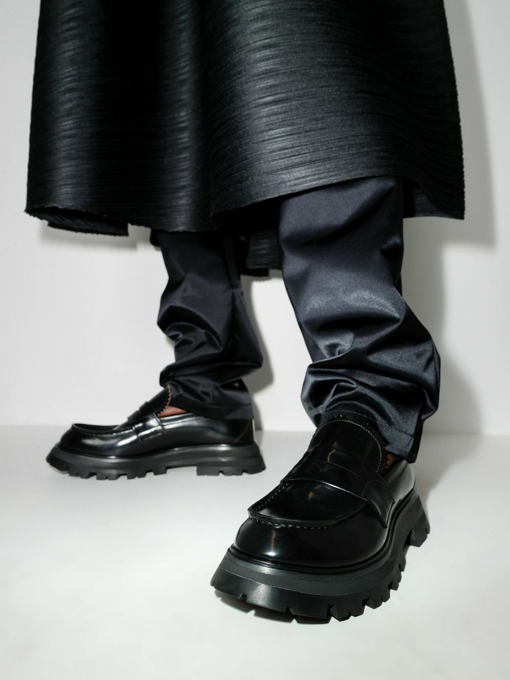 フラットシューズ Alexander Mcqueen Black Loafers With Chunky Rubber Sole MCQUEEN | Black Men's Loafers | YOOX