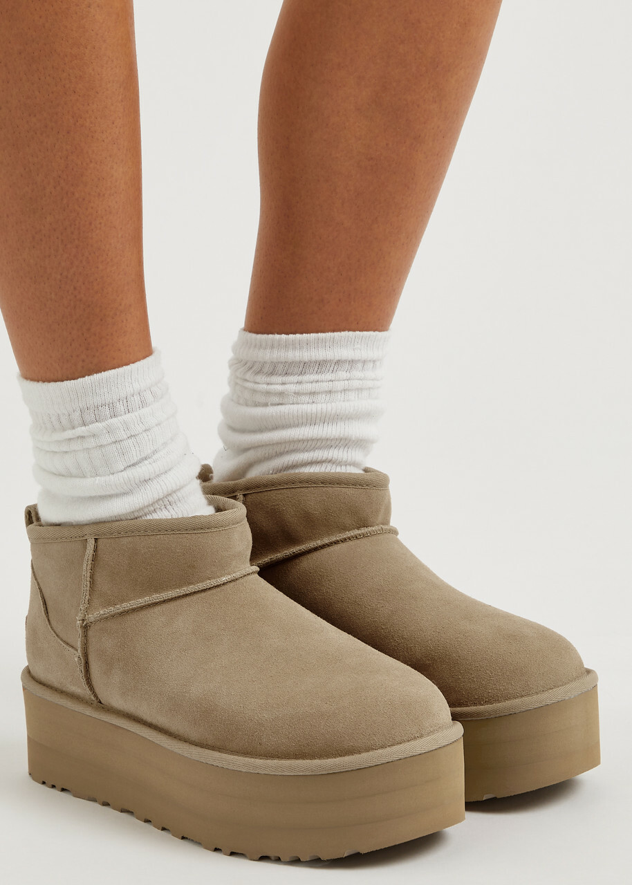 シューズ・サンダルその他 UGG CLASSIC ULTRA MINI FLATFORM ANKLE BOOTS IN SUEDE Ugg Classic Ultra Mini Suede Flatform Boots Sand Ugg