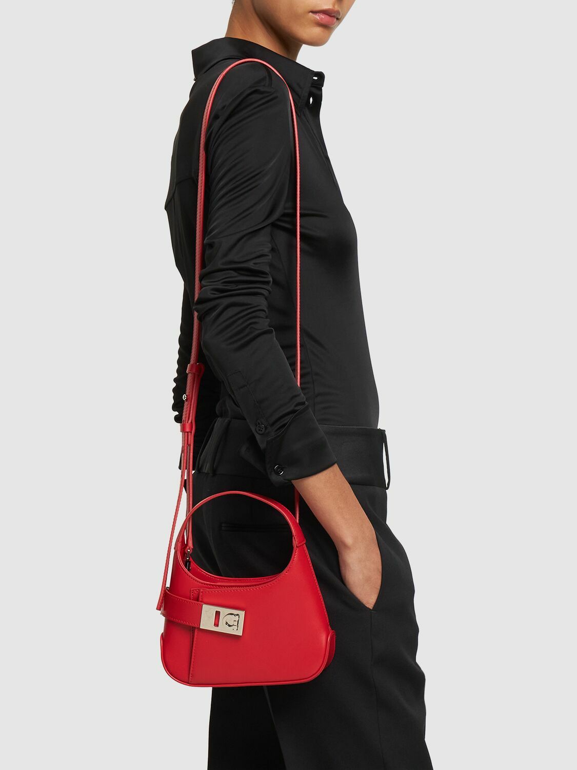 ショルダーバッグ・ポシェット Salvatore Ferragamo Arch' Black Matte Leather Bag Ferragamo | Arch black shoulder bag | Savannahs