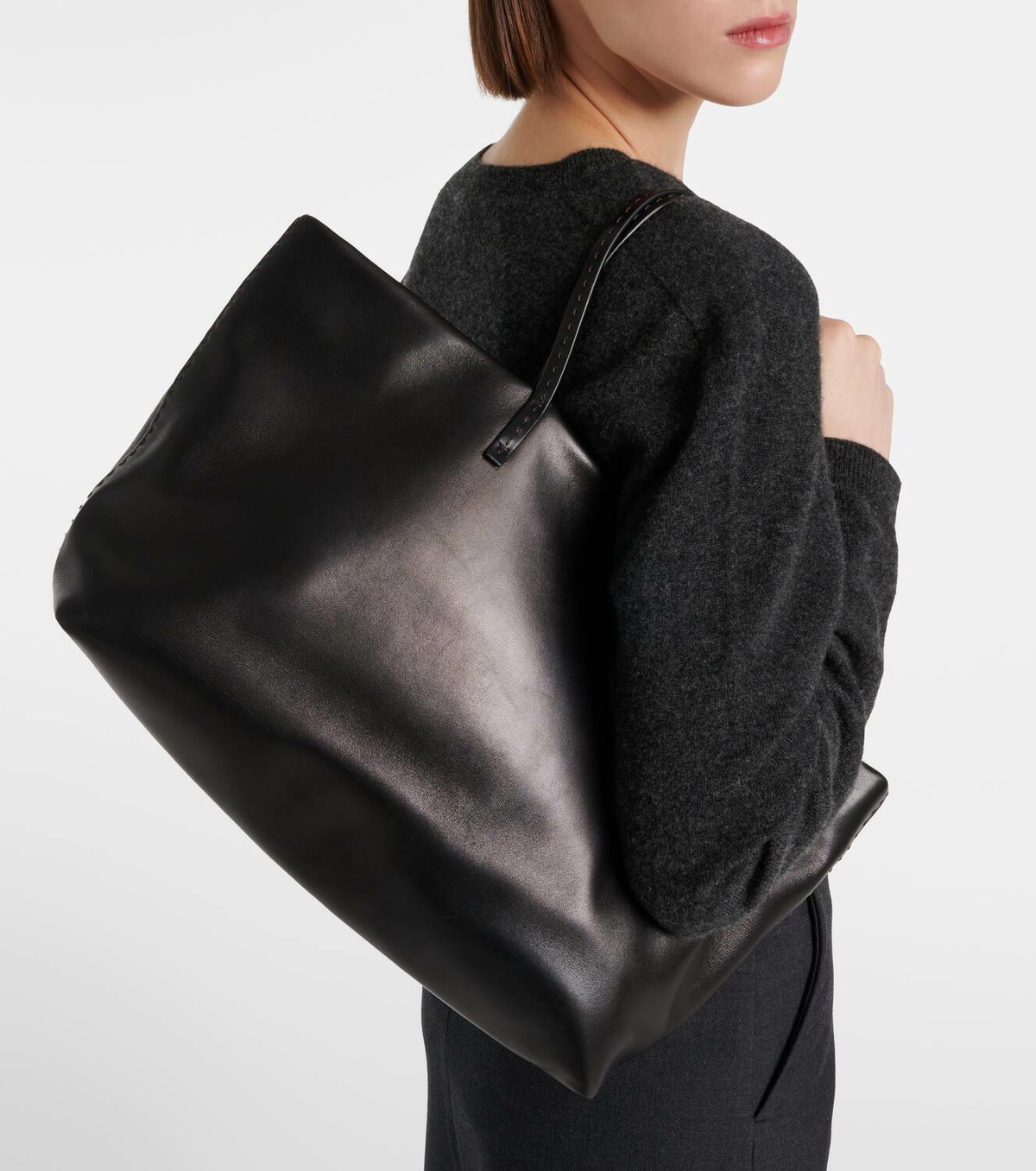 THE ROW*ミニマルスタイル*デイリーにフィット*Nuance Tote Bag The Row Nuance Tote Bag in Dark Brown PLD | FWRD
