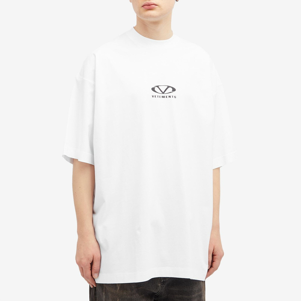 VETEMENTS Men's Oval Logo Oversized T-Shirt in White Vetements
