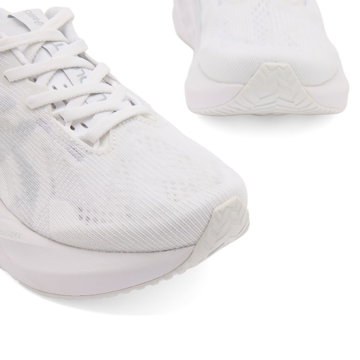 Asics Running NOVABLAST 5 in White/Piedmont Grey