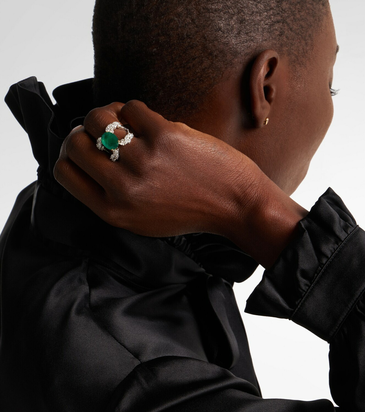 Yeprem 18kt white gold (750/1000) ring with diamonds and emerald