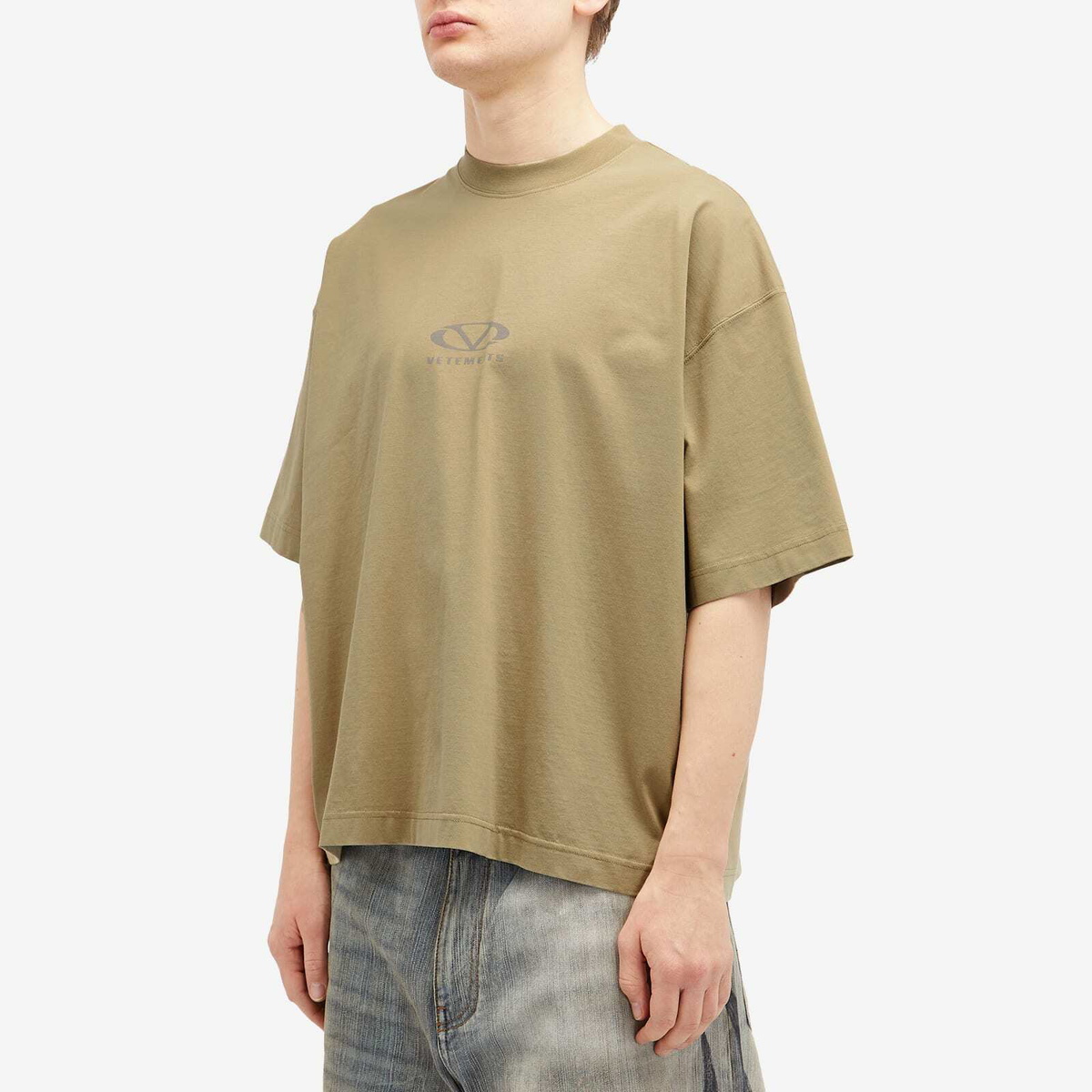Tシャツ・カットソー VETEMENTS SS25 'Oval Logo' T-shirt (UA66TR600T TAUPE) VETEMENTS Men's Oval Logo Cropped Boxy T-Shirt in Taupe