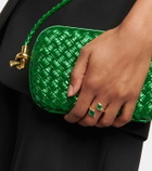 Octavia Elizabeth Moi and Toi 18kt gold ring with emeralds